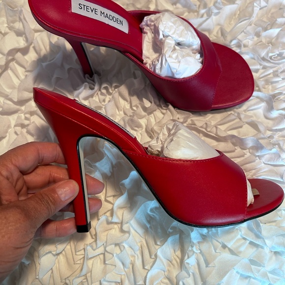 STEVE MADDEN • Red Leather Slip On Heel Sandal • 7.5 - Picture 4 of 10